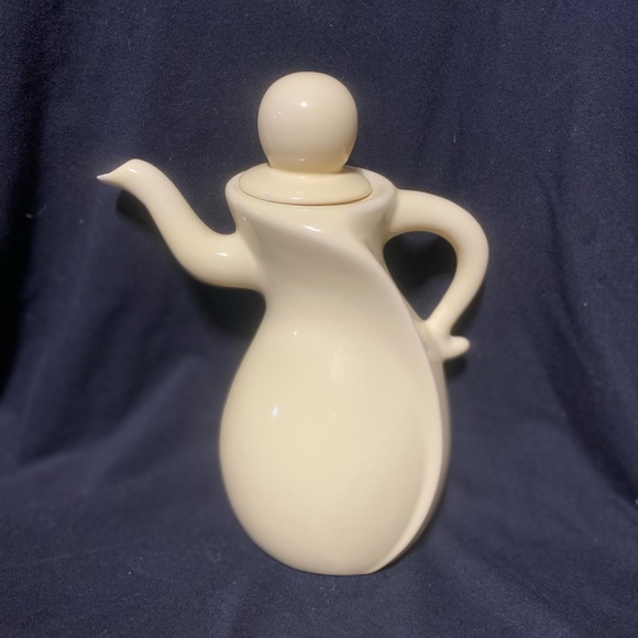 Teapot Retro vintage, cheeky, dancing, butter yellow teapot - Picture 7 of 16